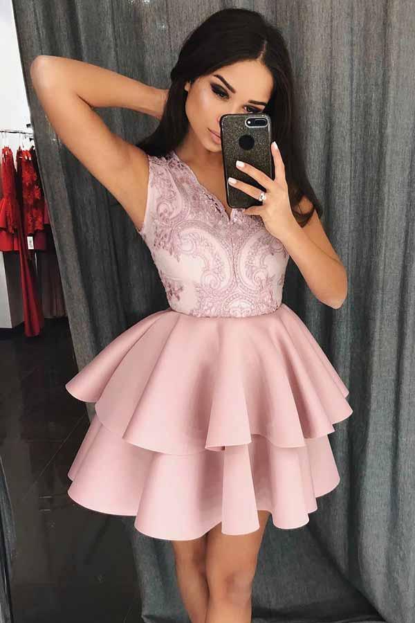 Vestido de fiesta de satén con escote en V, corte A y capas, con apliques