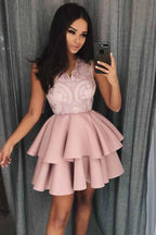 Vestido de fiesta de satén con escote en V, corte A y capas, con apliques