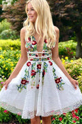 Kurzes, weißes A-Linien-Abendkleid mit Blumenmuster