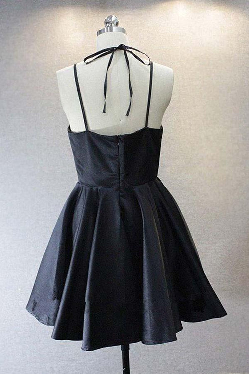 Vestido de fiesta negro corto de satén con escote en V y tirantes finos.