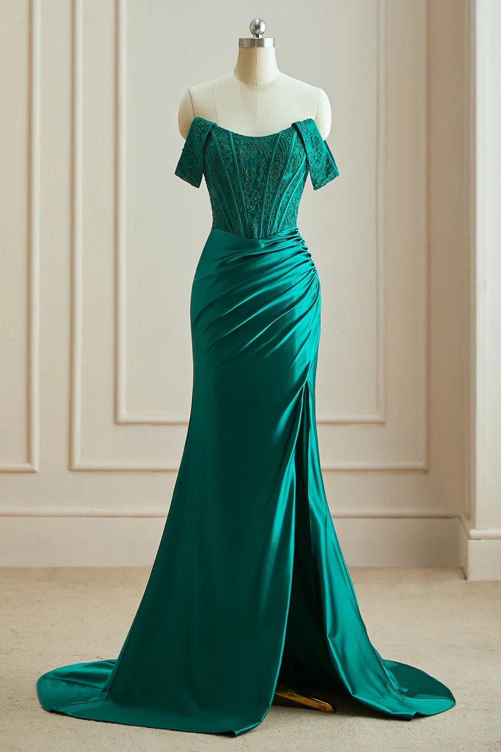 Schulterfreies Ballkleid aus Satin mit Schlitz