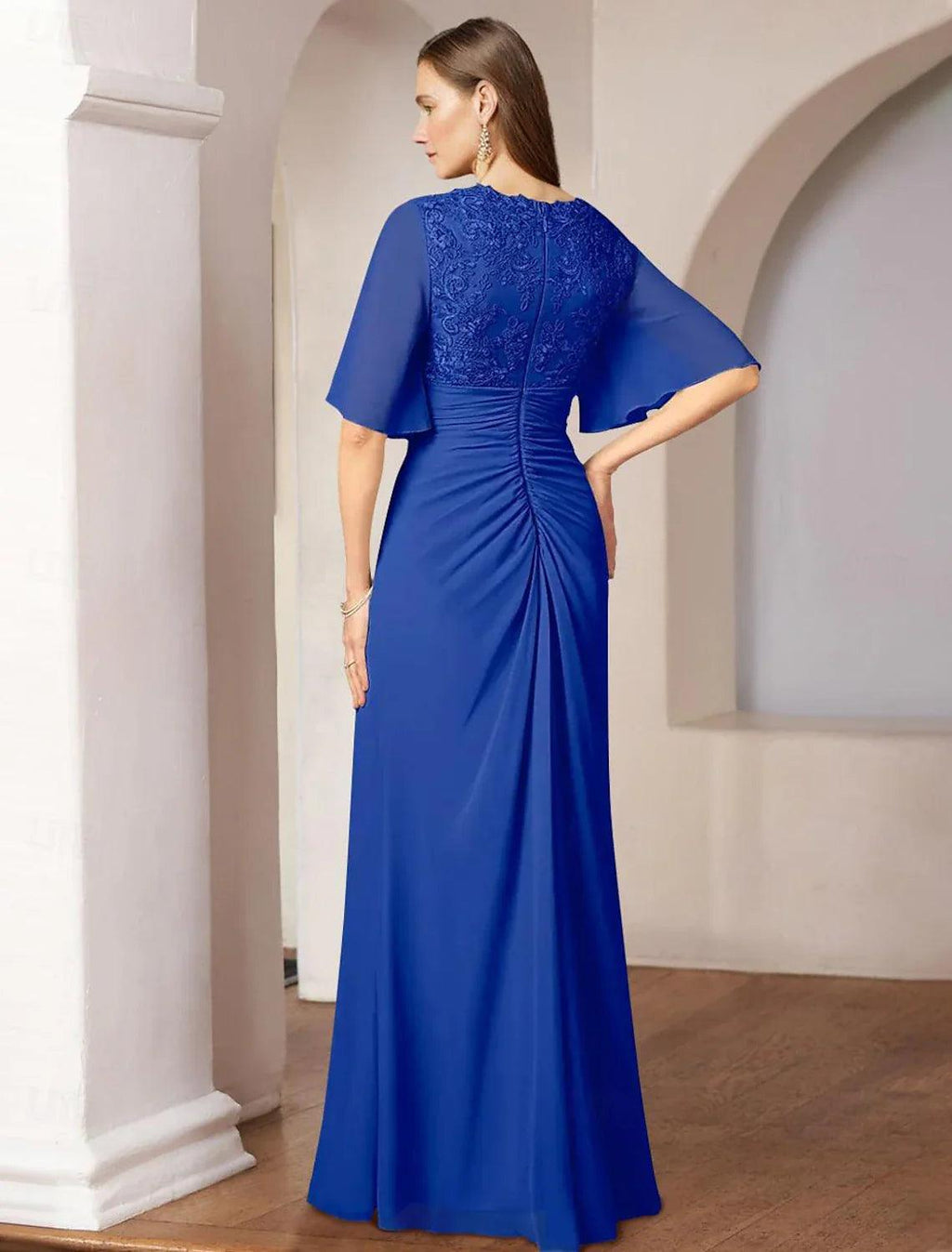 Elegantes, bodenlanges Chiffon-Kleid mit Trompetenform, V-Ausschnitt, halblangen Ärmeln und gerüschter Spitze für die Brautmutter