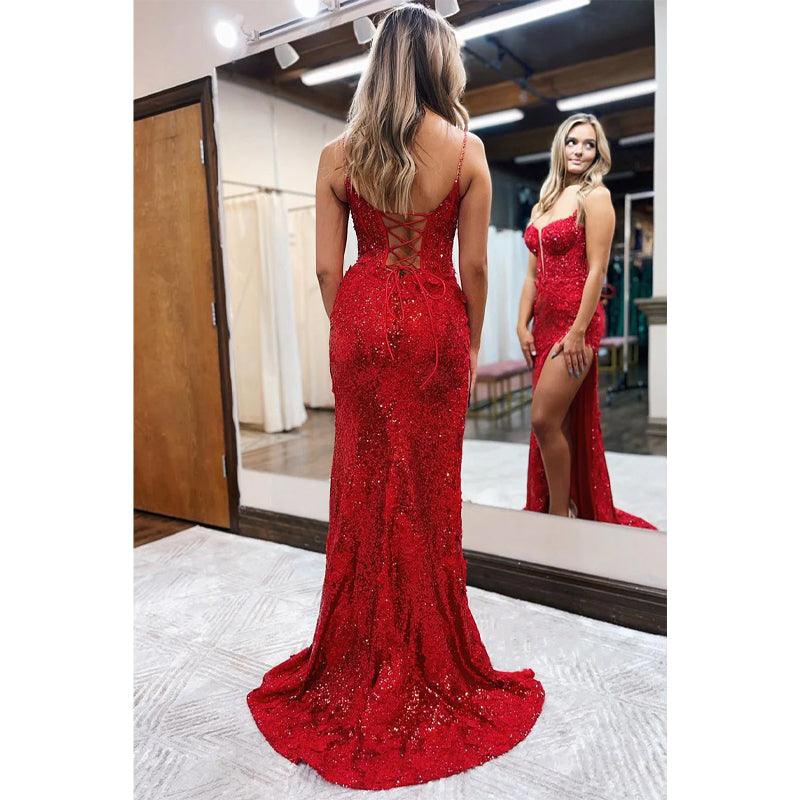 Langes Ballkleid mit Spaghettiträgern, Pailletten-Applikationen und Schlitz