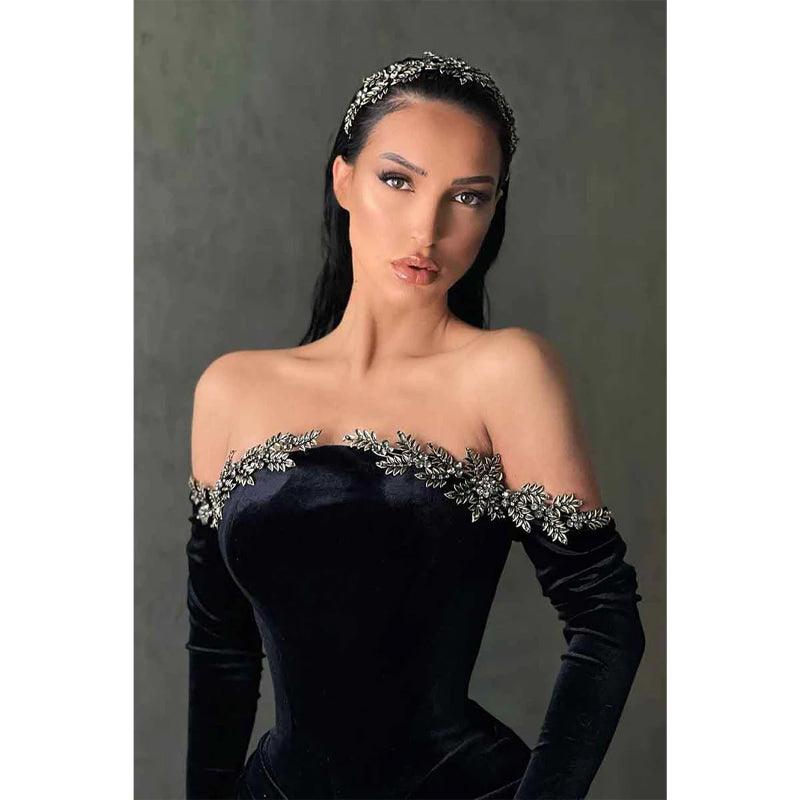 Vestido de noche formal de terciopelo negro con hombros descubiertos, mangas largas y abertura 