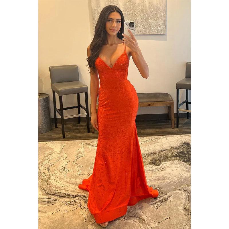 Vestido de fiesta brillante de sirena con escote en V y tirantes finos y cuentas 