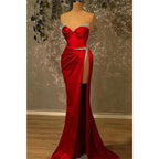 Vestido de fiesta largo de satén rojo con cuentas y tirantes de corazón con aberturas 
