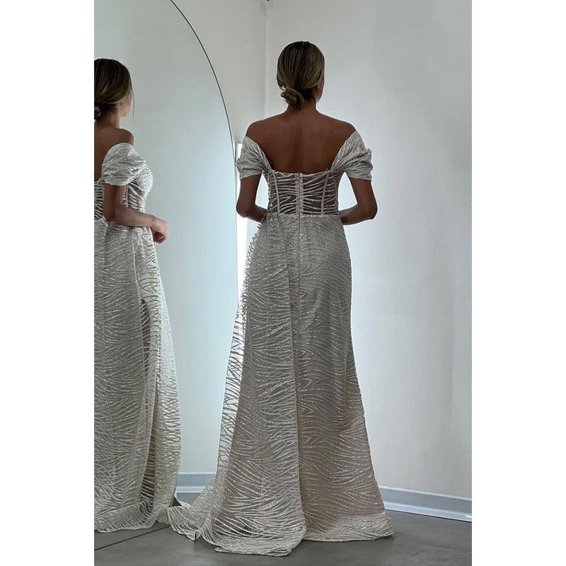 Glamouröses, dramatisches Ballkleid mit schulterfreien Flügelärmeln und Schlitz
