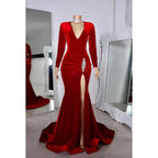 Vestido de noche de corte sirena con escote en V, mangas largas y abertura lateral con pedrería