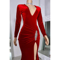 Vestido de noche de corte sirena con escote en V, mangas largas y abertura lateral con pedrería