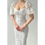 Abendkleid in Midilänge mit eckigem Ausschnitt, kurzen Ärmeln, Spitze und Etui-Linie