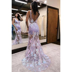 Glamouröses und dramatisches Party-Ballkleid mit V-Ausschnitt, Trägern und Applikationen