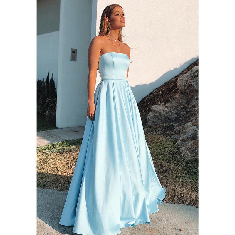 Vestido de fiesta largo de satén azul cielo sin tirantes y corte A 