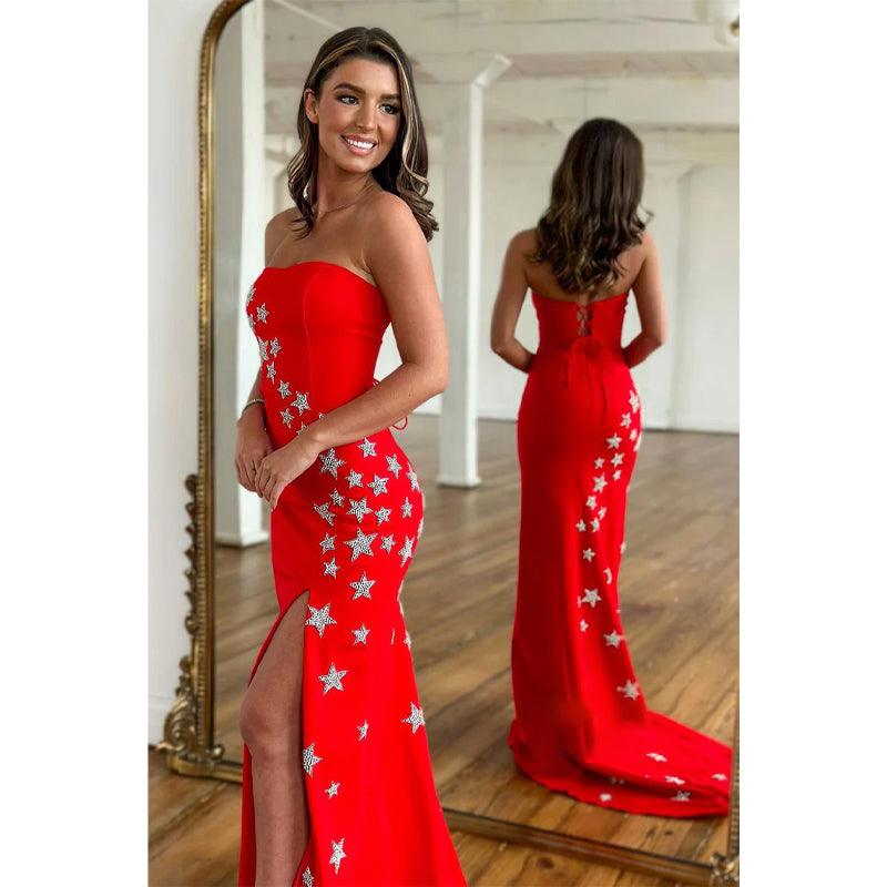 Vestido de fiesta largo rojo con abertura lateral, sin tirantes y cuentas