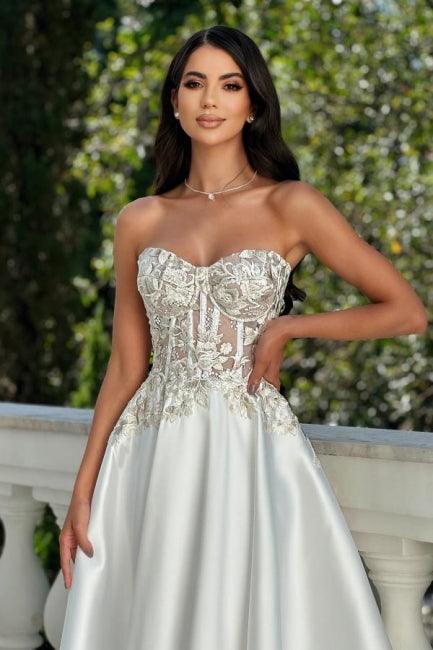 Fantastisches ärmelloses A-Linien-Ballkleid aus Satinspitze mit Herzausschnitt und Applikationen in Elfenbein