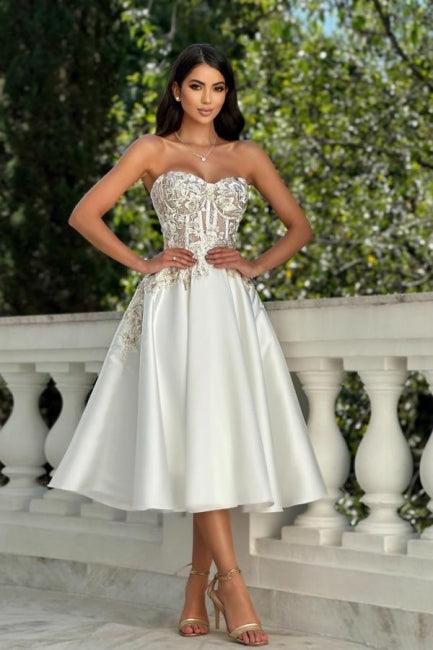 Fantastisches ärmelloses A-Linien-Ballkleid aus Satinspitze mit Herzausschnitt und Applikationen in Elfenbein