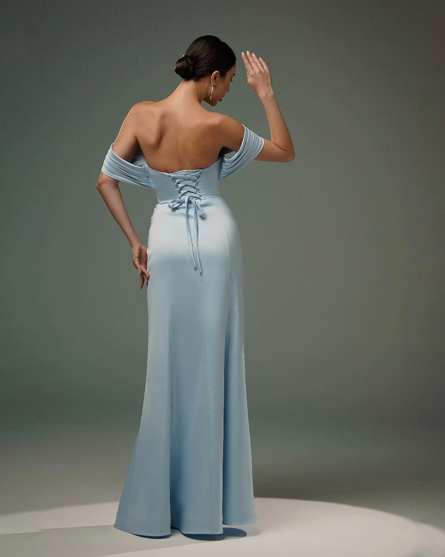 Erstaunliche A-Linie Satin Off-The-Shoulder Ärmellose Ballkleider mit Schlitz vorne