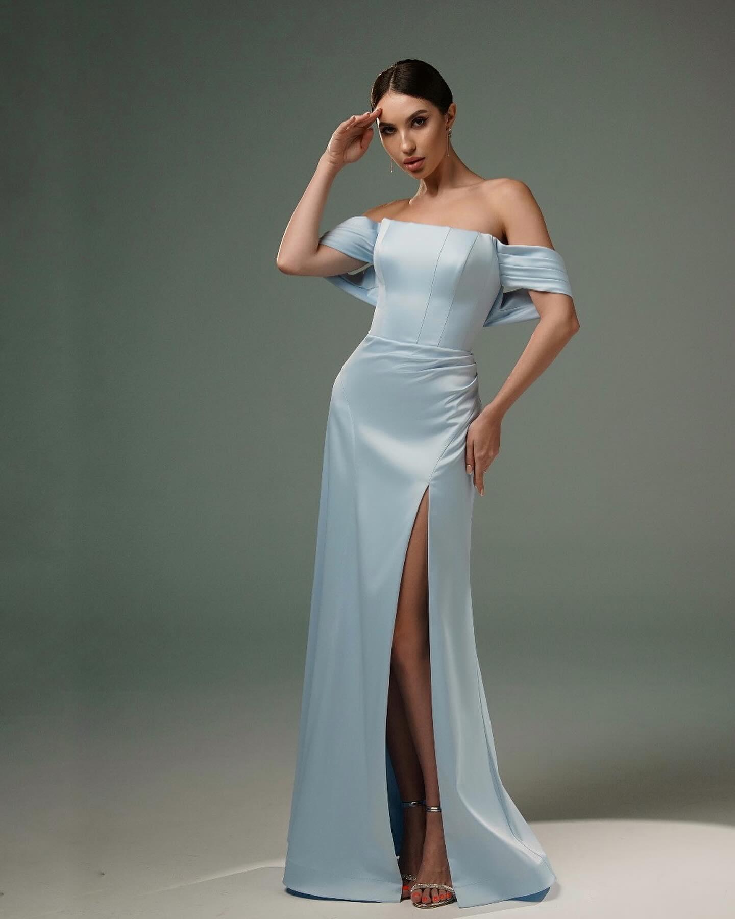 Erstaunliche A-Linie Satin Off-The-Shoulder Ärmellose Ballkleider mit Schlitz vorne