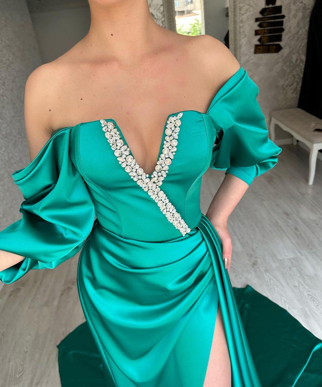 Erstaunliches langes grünes schulterfreies A-Linien-Ballkleid mit Schlitz