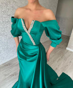 Erstaunliches langes grünes schulterfreies A-Linien-Ballkleid mit Schlitz