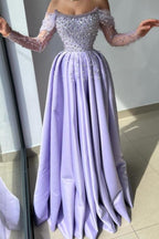 Fantastisches langes lila A-Linien-Abendkleid mit schulterfreien Strasssteinen und Perlen