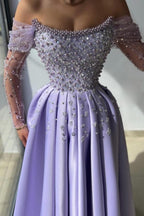 Fantastisches langes lila A-Linien-Abendkleid mit schulterfreien Strasssteinen und Perlen