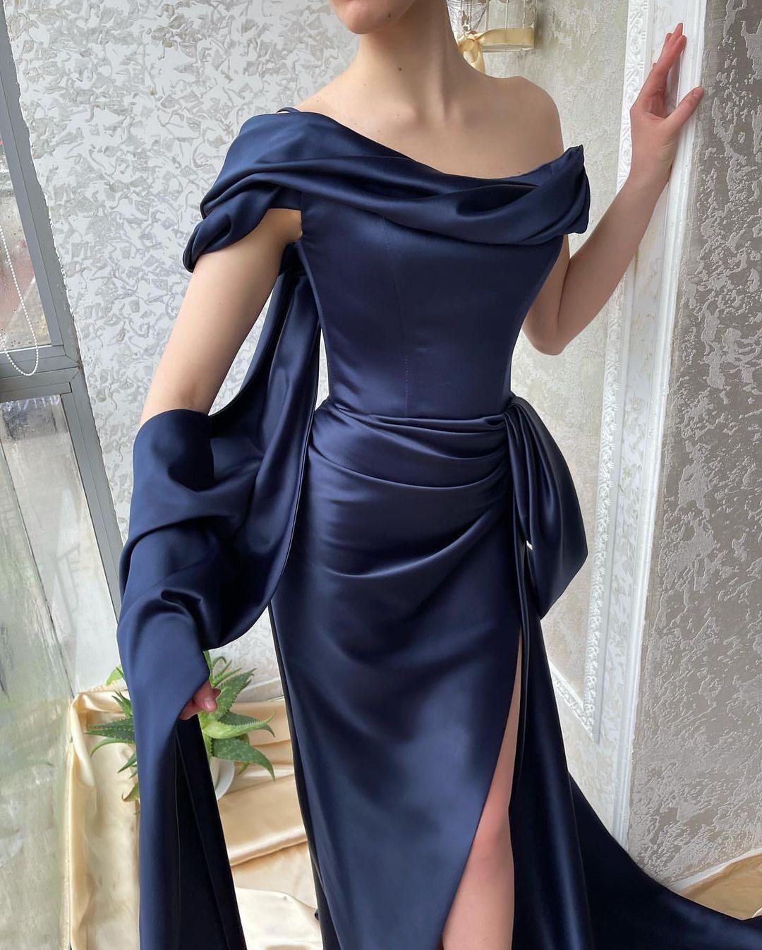 Erstaunliches langes, marineblaues, schulterfreies Meerjungfrau-Ballkleid mit Schlitz
