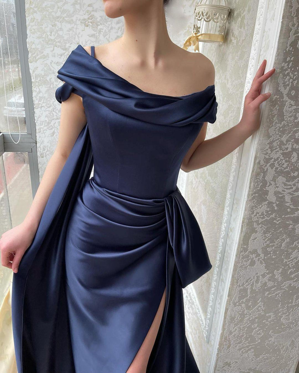 Erstaunliches langes, marineblaues, schulterfreies Meerjungfrau-Ballkleid mit Schlitz