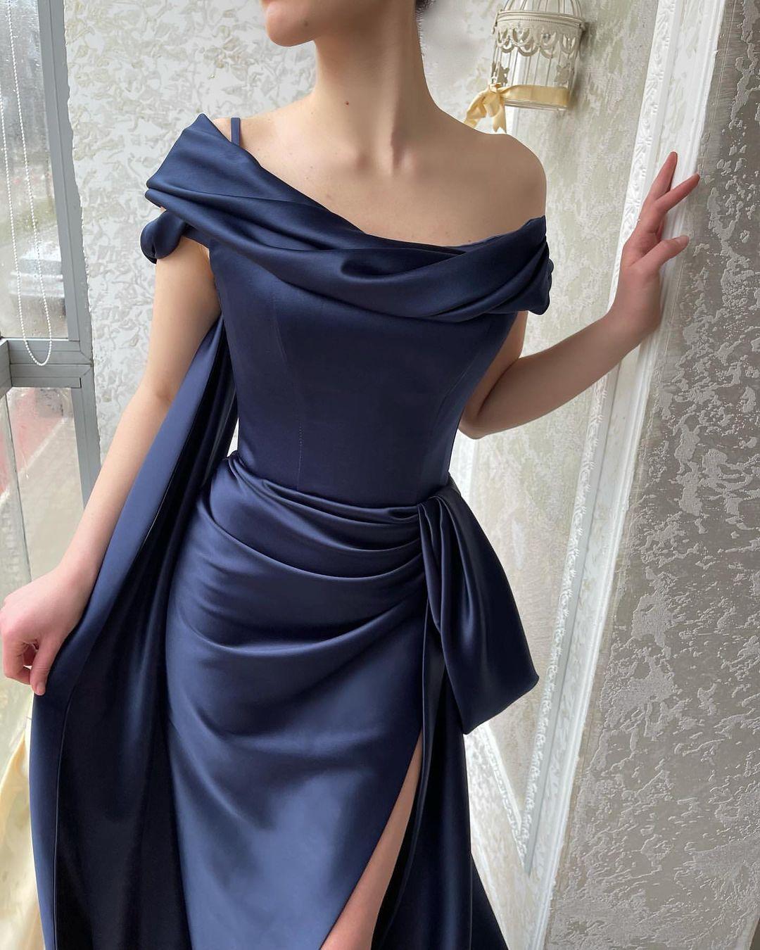 Erstaunliches langes, marineblaues, schulterfreies Meerjungfrau-Ballkleid mit Schlitz