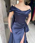 Erstaunliches langes, marineblaues, schulterfreies Meerjungfrau-Ballkleid mit Schlitz
