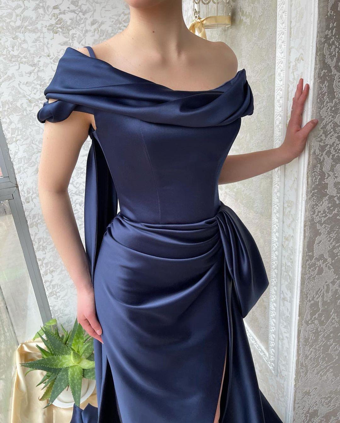 Erstaunliches langes, marineblaues, schulterfreies Meerjungfrau-Ballkleid mit Schlitz
