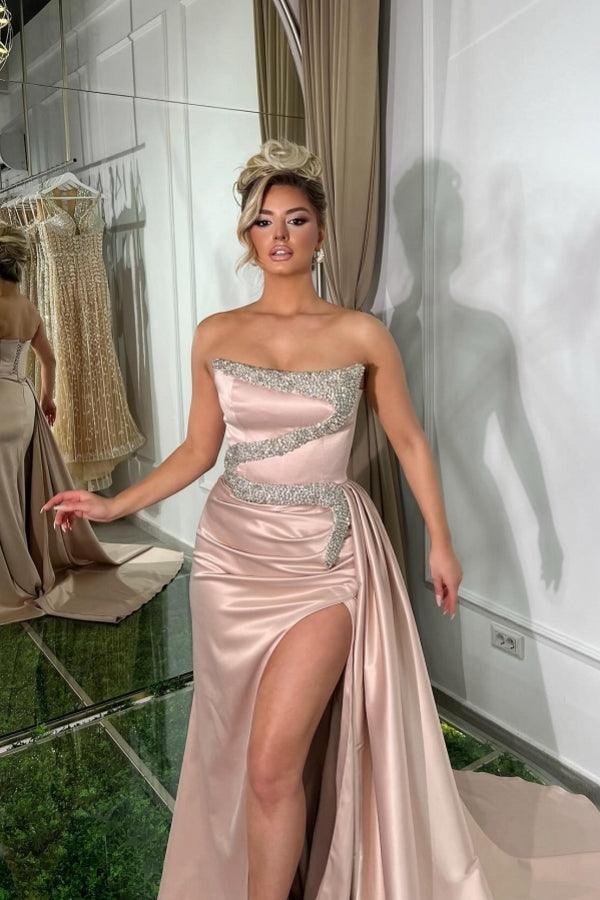 Fantastisches langes rosa A-Linien-Ballkleid mit trägerlosem Paillettenbesatz und Schlitz
