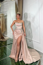 Fantastisches langes rosa A-Linien-Ballkleid mit trägerlosem Paillettenbesatz und Schlitz