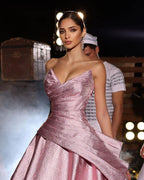 Fantastisches langes rosa A-Linien-Ballkleid mit V-Ausschnitt und ärmellosem Glitzer
