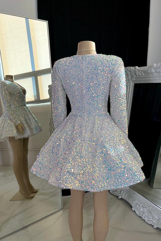 Fantastisches A-Linien-Mini-Ballkleid mit V-Ausschnitt und Perlenbesatz