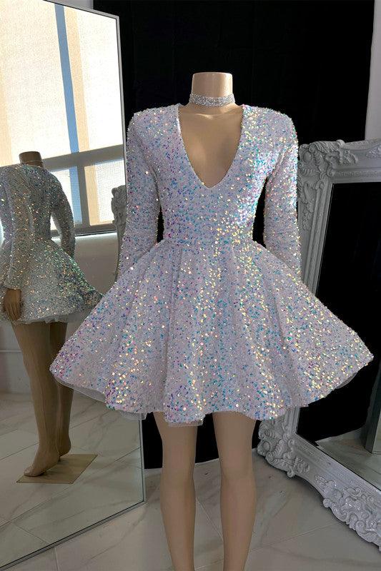 Fantastisches A-Linien-Mini-Ballkleid mit V-Ausschnitt und Perlenbesatz