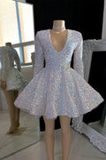 Fantastisches A-Linien-Mini-Ballkleid mit V-Ausschnitt und Perlenbesatz