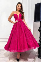 Attraktives, fuchsiafarbenes, trägerloses A-Linien-Ballkleid mit Pailletten und Herzausschnitt