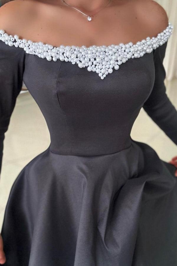 Attraktives langes schwarzes schulterfreies A-Linien-Ballkleid aus Satin mit Schlitz vorn und langen Ärmeln und Perlen