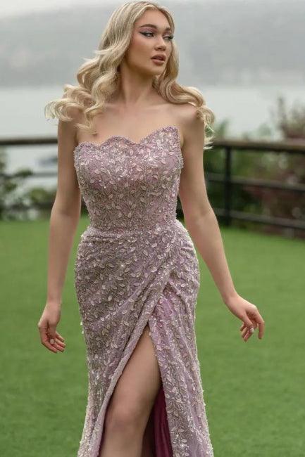 Attraktives langes Meerjungfrauen-Ballkleid mit trägerlosem Spitzenbesatz und Schlitz