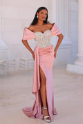 Attraktives langes rosa Meerjungfrau-Abendkleid mit schulterfreier Spitze und Perlenbesatz und Schlitz