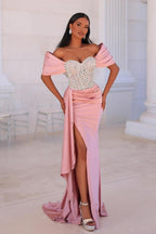 Attraktives langes rosa Meerjungfrau-Abendkleid mit schulterfreier Spitze und Perlenbesatz und Schlitz