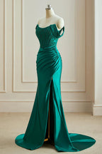 Schulterfreies Ballkleid aus Satin mit Schlitz