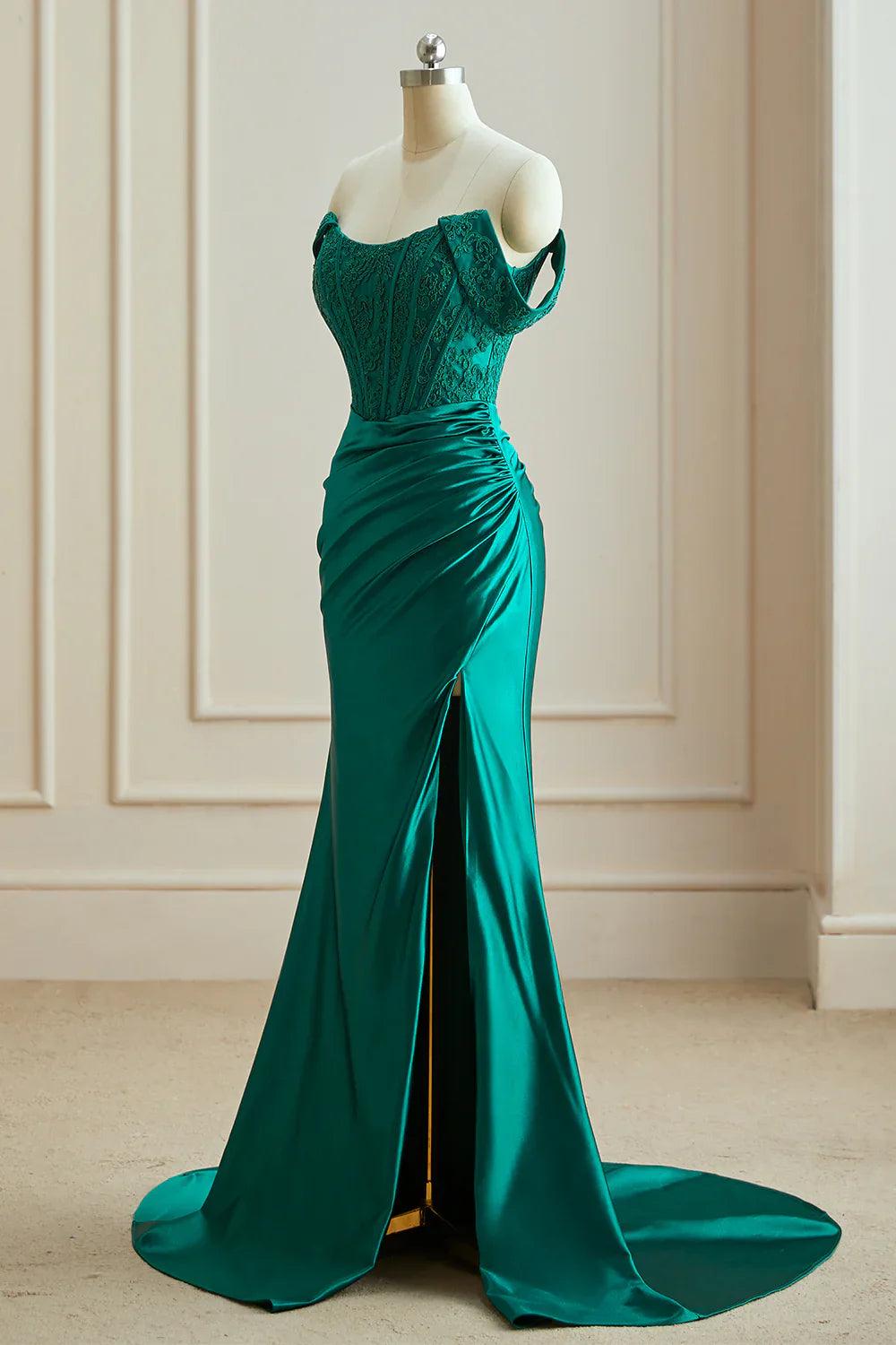 Schulterfreies Ballkleid aus Satin mit Schlitz