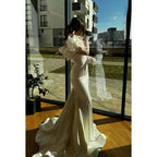 Wunderschönes und bezauberndes langärmliges Meerjungfrau-Ballkleid aus trägerlosem Satin mit Blumenmuster