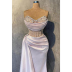 Vestido de noche largo con ilusión de cuentas y escote sin tirantes 