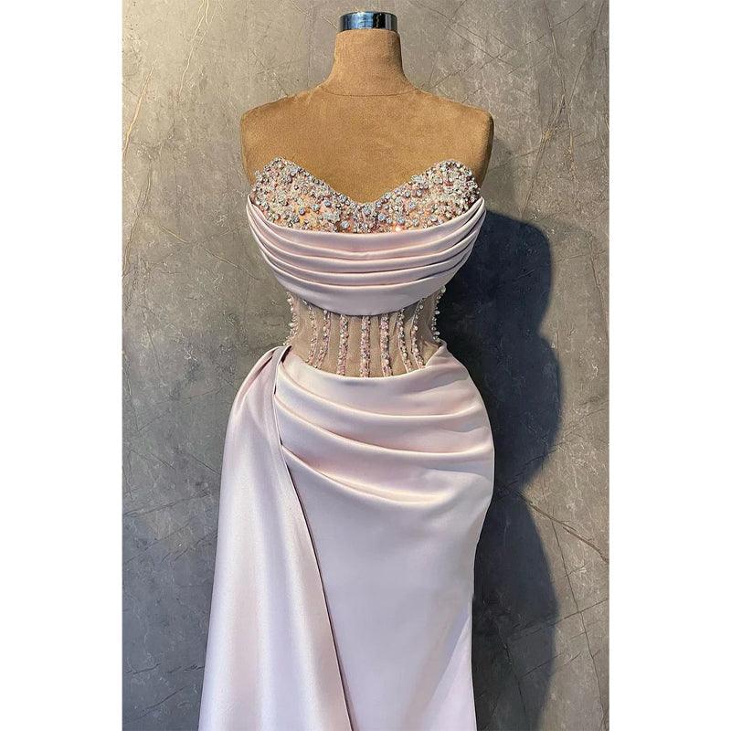 Vestido de noche largo con ilusión de cuentas y escote sin tirantes 
