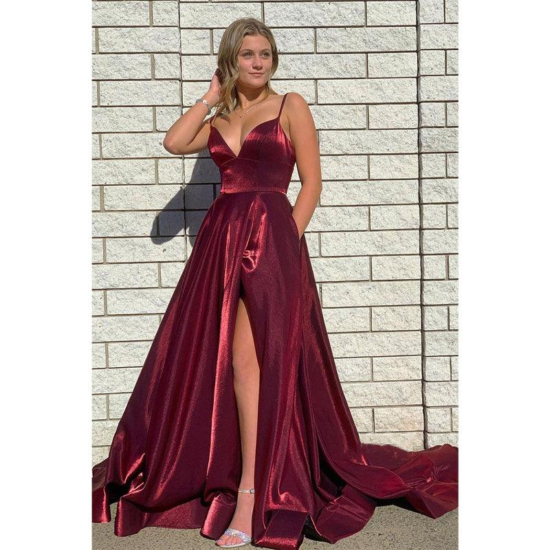 Vestido de fiesta burdeos con escote en V pronunciado y abertura alta con bolsillos 