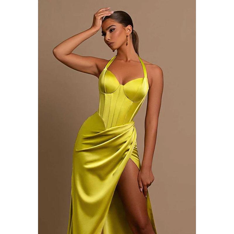 Vestido de noche largo fruncido con escote halter y escote corazón con abertura en el muslo