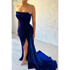 Vestido de fiesta azul real sin tirantes de terciopelo plisado con cola larga y abertura sexy 