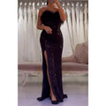 Vestido de fiesta largo con plumas brillantes sin tirantes y abertura en la espalda 